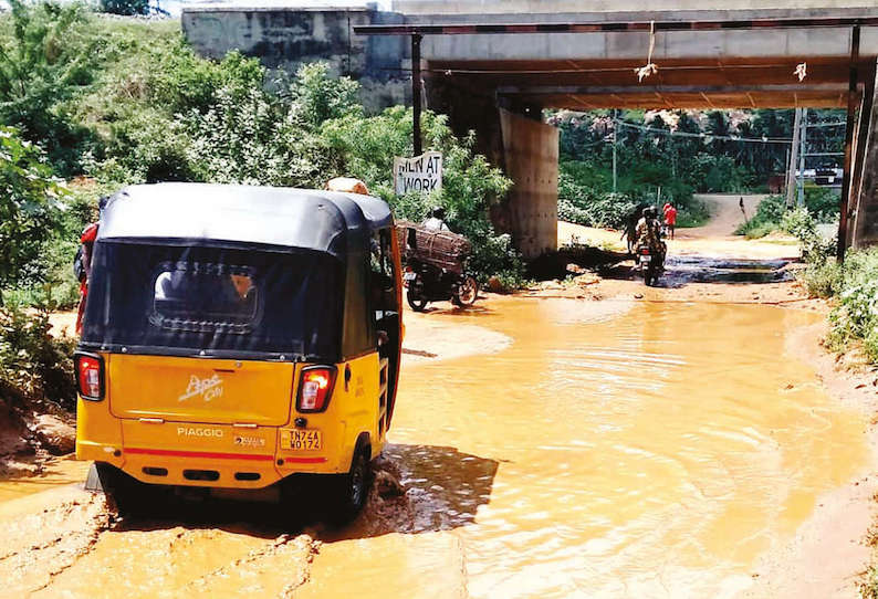 ஆரல்வாய்மொழி- குருசடி இடையே குளமாக மாறிய சாலை குண்டும், குழியுமாக காட்சி அளிப்பதால் பொதுமக்கள் அவதி