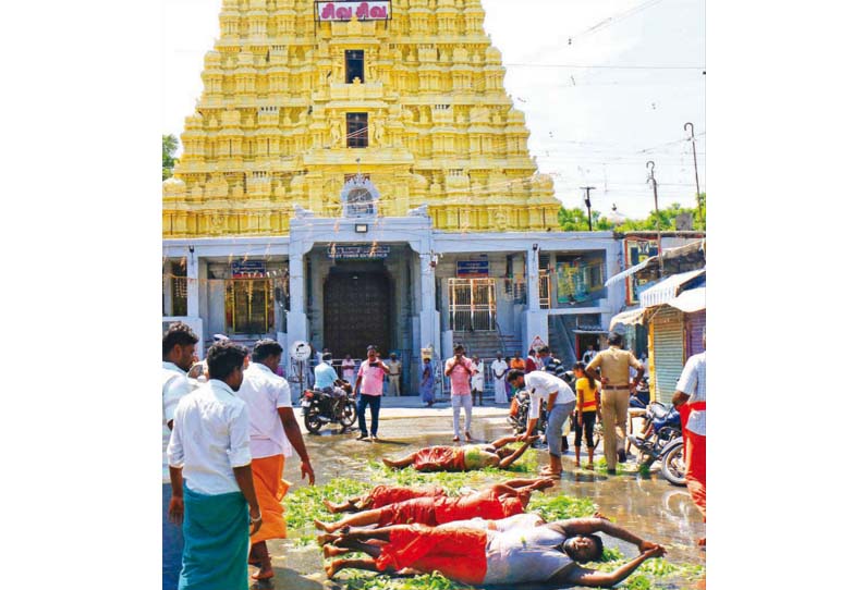 கோவில்களில் பக்தர்களை அனுமதிக்கக்கோரி ராமேசுவரத்தில் அங்கபிரதட்சண போராட்டம்