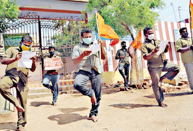 கோவில்களை திறக்க வலியுறுத்தி இந்து முன்னணி அமைப்பினர் ஒற்றைக்காலில் நின்று ஆர்ப்பாட்டம்