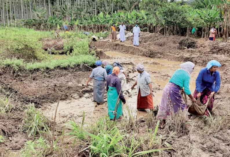 ஸ்ரீமதுரை ஊராட்சியில்   நிலத்தடி நீரை பாதுகாக்க 16 குட்டைகள் அமைக்கும் பணி