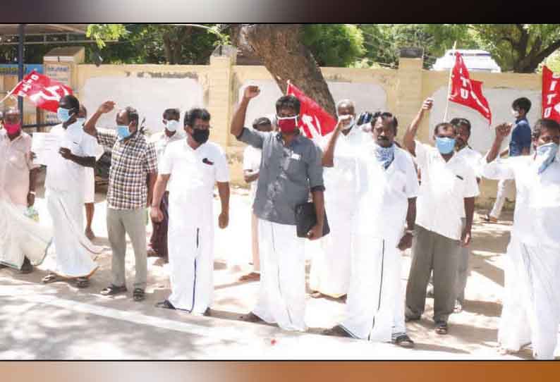 நிவாரணம் கேட்டு நெல்லை கலெக்டர் அலுவலகத்தில் கட்டுமான தொழிலாளர்கள் ஆர்ப்பாட்டம்