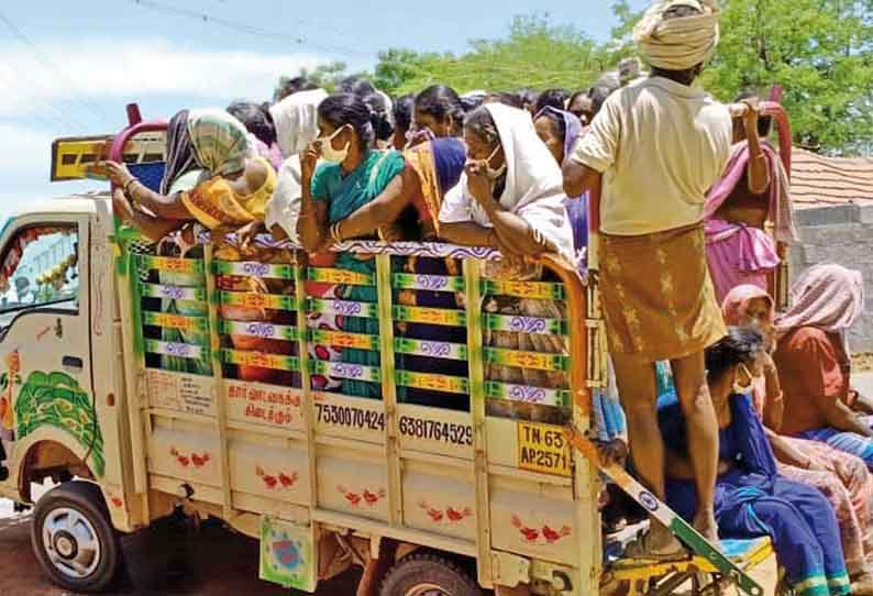 கொரோனா விழிப்புணர்வு இல்லாமல் சமூக இடைவெளியை கடைபிடிக்காமல் வாகனத்தில் செல்லும் கிராம மக்கள்