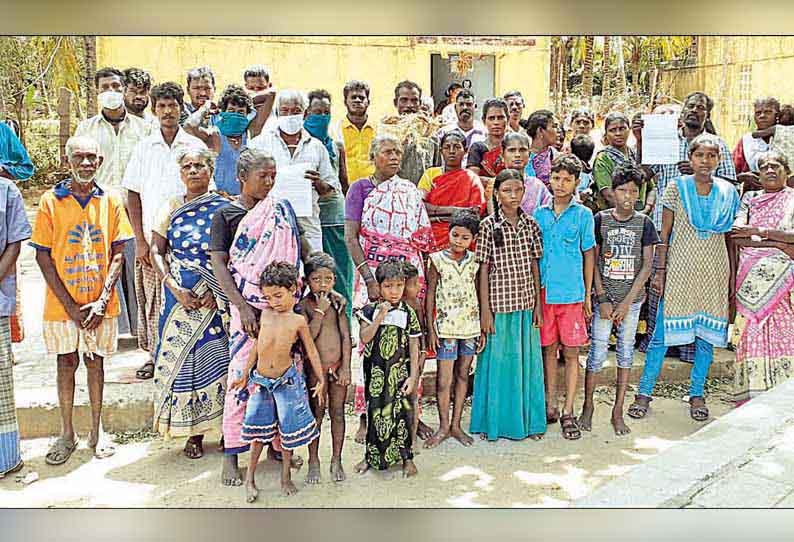 விலங்குகள் நடமாட்டம் இருப்பதால் வத்திராயிருப்பு வனப்பகுதிக்குள் செல்ல அனுமதி மறுப்பு - வருமானம் இன்றி தவிக்கும் மலைவாழ் மக்கள்