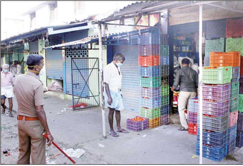 வேலூர் நேதாஜி மார்க்கெட்டில் தடையை மீறி கடைகளை திறந்த சில்லரை வியாபாரிகள் - போலீசார் விரட்டியடித்தனர்