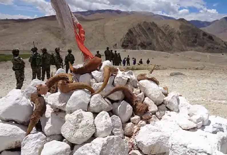 கல்வான் பள்ளதாக்கு மோதல்: சீனா பிடித்து வைத்திருந்த 4 அதிகாரிகள் உள்பட 10 ராணுவ வீரர்கள் விடுவிப்பு