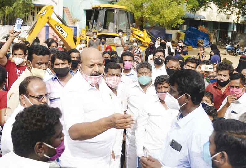 தஞ்சை கீழவாசல் ரகுமான்நகரில், குப்பை தரம்பிரிக்கும் மையம் அமைக்க பொதுமக்கள் எதிர்ப்பு - பணிகள் பாதியில் நிறுத்தம்; எம்.எல்.ஏ.- அதிகாரிகள் பேச்சுவார்த்தை