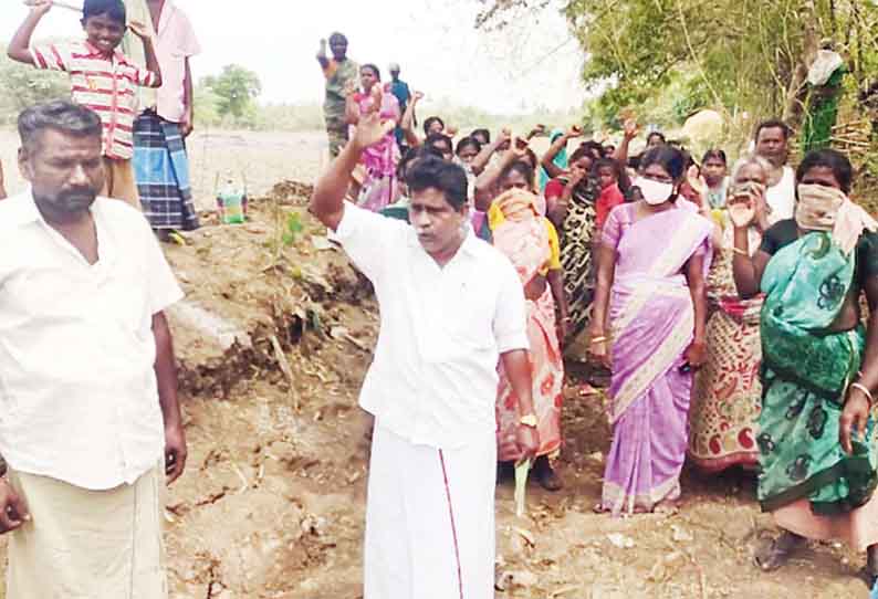 100 நாள் வேலை திட்ட பணியாளர்களுக்கு சம்பளத்தை முழுமையாக வழங்கக்கோரி ஆர்ப்பாட்டம் - விவசாய தொழிலாளர் சங்கம் சார்பில் நடந்தது