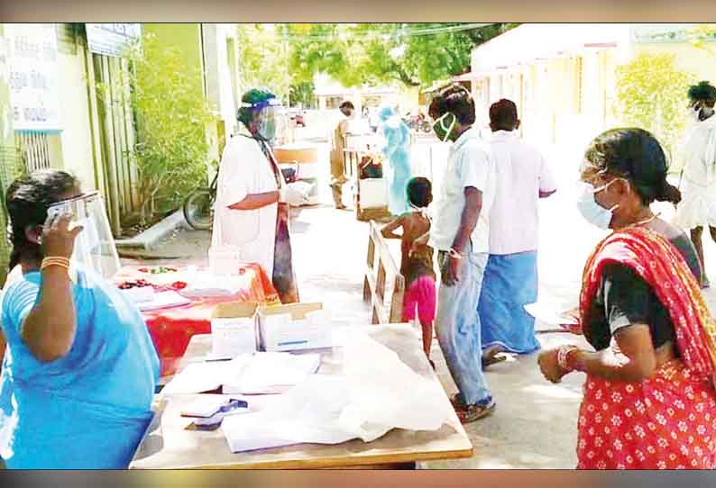 3 டாக்டர்களுக்கு கொரோனா: அரசு மருத்துவமனையில் மரத்தடியில் நோயாளிகளுக்கு சிகிச்சை