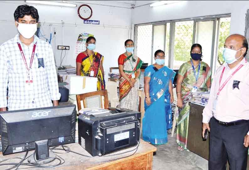 வேலூர் மாவட்டத்தில், கருப்புபேட்ஜ் அணிந்து பணிபுரிந்த வருவாய்த்துறை அதிகாரிகள், ஊழியர்கள்