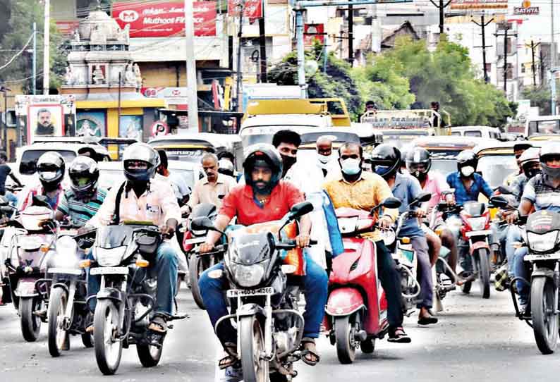 கொரோனா பரவலை கட்டுப்படுத்த தேனி உள்பட 5 நகராட்சிகளில் புதிய கட்டுப்பாடுகளுடன் முழு ஊரடங்கு - பொருட்கள் வாங்க மக்கள் குவிந்ததால் வாகன நெரிசல்