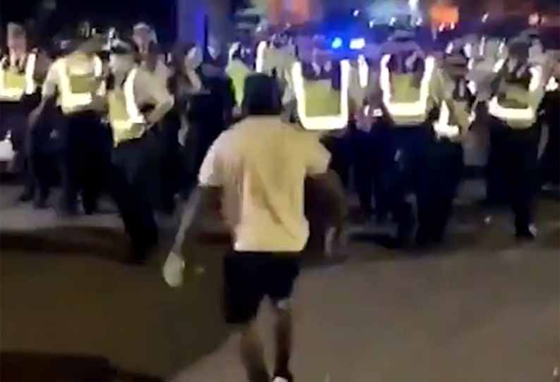 லண்டனில் கூட்டம் ஒன்றில் நடந்த மோதலில் 22 போலீசார் காயம். வாகனங்கள் சேதம்