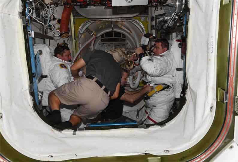 சர்வதேச விண்வெளி மையத்தில் ஆய்வு: நாசா வீரர்கள் விண்வெளியில் நடைபயணம்