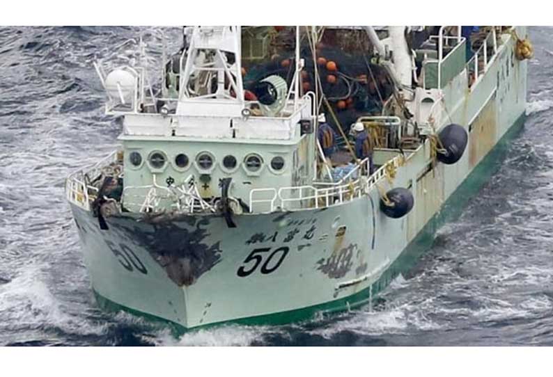 ஜப்பானில் சரக்கு கப்பல், படகுடன் மோதியது - 13 சிப்பந்திகள் மாயம் 202003020432372262_Japanese-cargo-ship-collides-with-boat--13-soldiers-miss_SECVPF