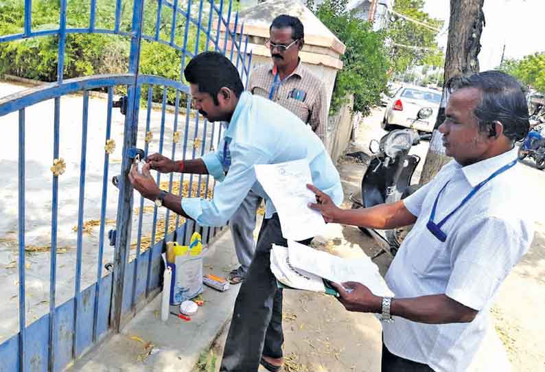 தூத்துக்குடியில் திருமண மண்டபத்துக்கு சீல் வைப்பு சொத்து வரி செலுத்தாததால் மாநகராட்சி அதிகாரிகள் நடவடிக்கை