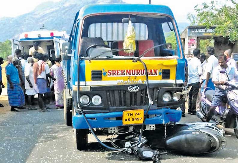 கல்லிடைக்குறிச்சி அருகே மினிலாரி–மொபட் மோதல்; 3 பெண்கள் படுகாயம்