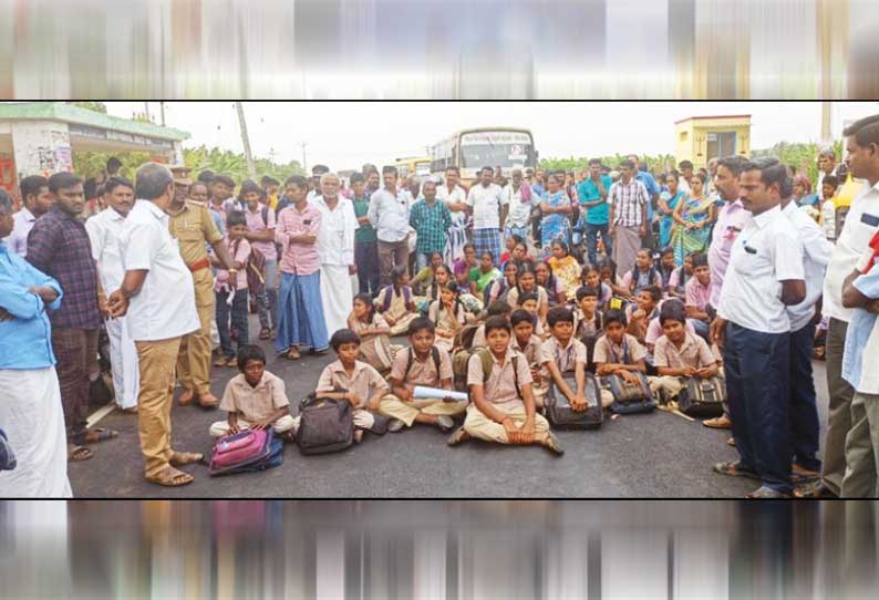 பவானிசாகர் அருகே   மாணவ-மாணவிகள் திடீர் சாலை மறியல்   பள்ளிக்கூட நேரத்துக்கு பஸ் இயக்கக்கோரி போராட்டம்