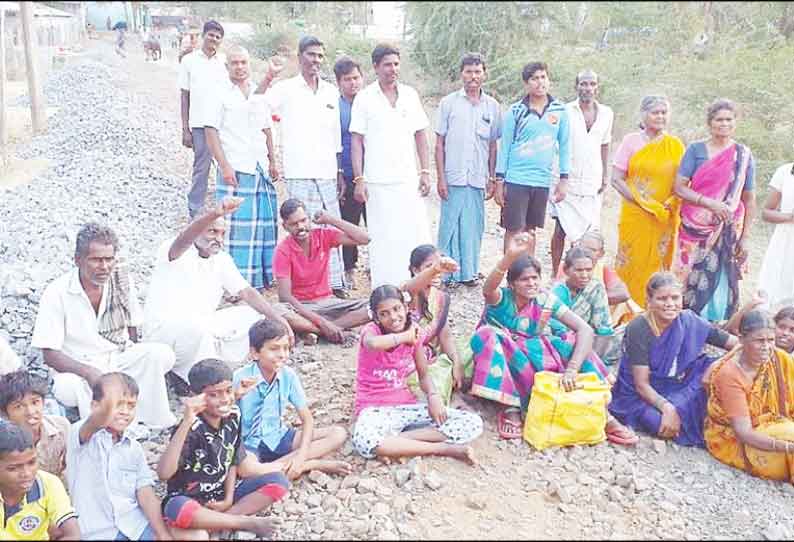 நல்லம்பள்ளி அருகே பழுதடைந்த சாலையை சீரமைக்க கோரி பொதுமக்கள் தர்ணா