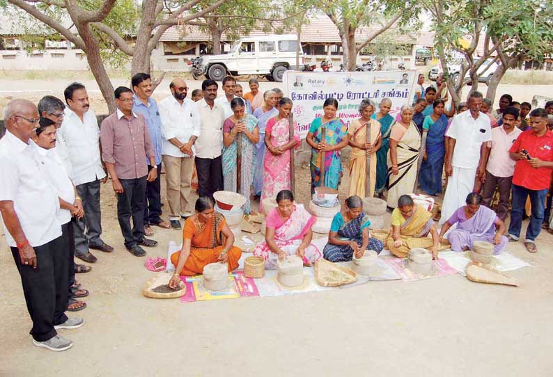 கோவில்பட்டி அருகே பாரம்பரிய உணவுகள் குறித்து விழிப்புணர்வு ஏற்படுத்திய பெண்கள்