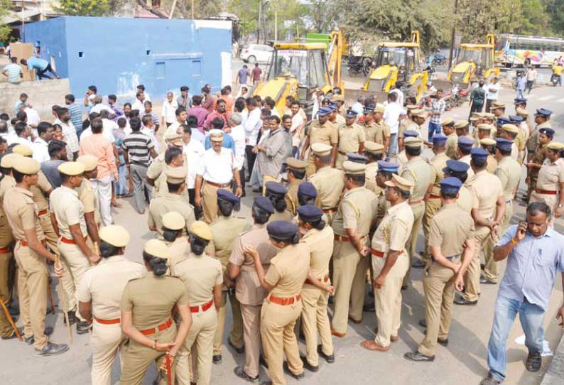 சாலையோர ஆக்கிரமிப்புகள் அகற்றம்; 100-க்கும் மேற்பட்ட கடை, வீடுகளின் சுவர்கள் இடிப்பு