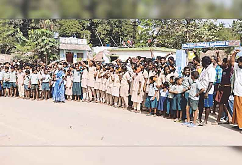 விருத்தாசலம் அருகே, பள்ளிக்கு பூட்டு போட்டு பொதுமக்கள் போராட்டம் - பஸ்சை சிறைபிடித்ததால் பரபரப்பு