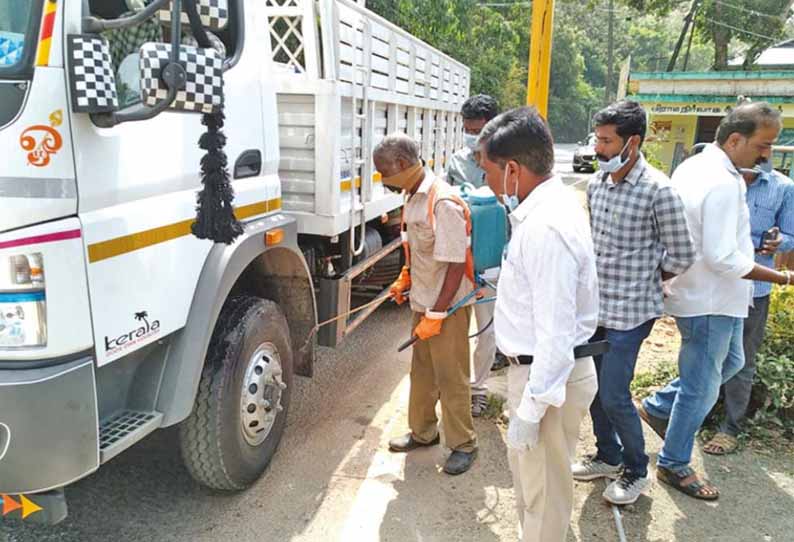 பறவைக்காய்ச்சல் பரவுவதை தடுக்க கூடலூர்- கேரள எல்லையில் வாகனங்களுக்கு கிருமி நாசினி தெளிப்பு