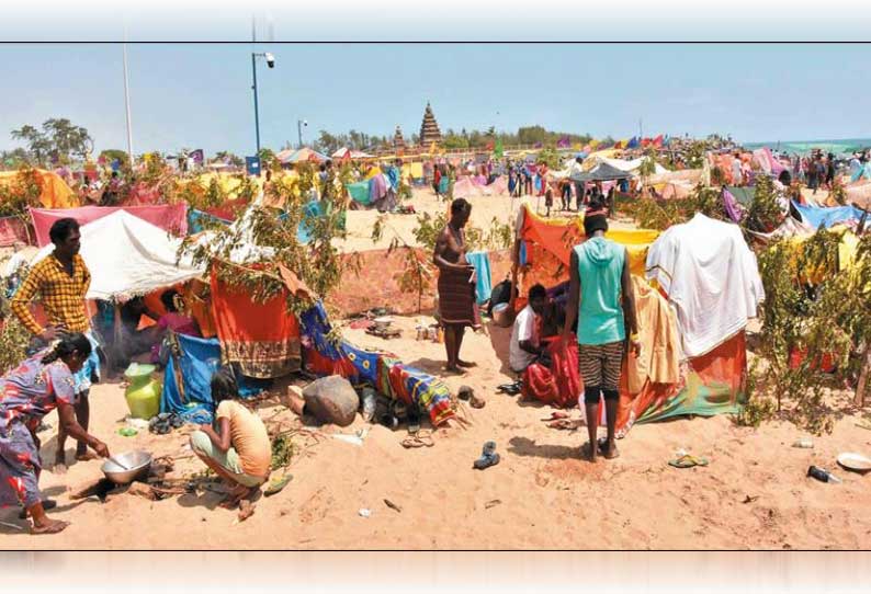 மாசிமகத்தை முன்னிட்டு   மாமல்லபுரம் கடற்கரையில் திரண்ட இருளர் இன மக்கள்   குலதெய்வத்தை வணங்கி மகிழ்ந்து கொண்டாட்டம்