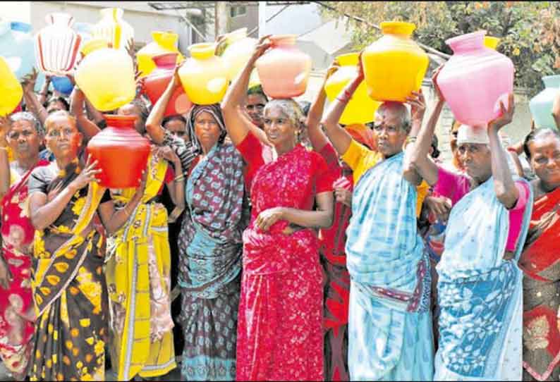 நெல்லை கலெக்டர் அலுவலகத்தில் குடிநீர் கேட்டு காலிக்குடங்களுடன் பெண்கள் முற்றுகை போராட்டம்