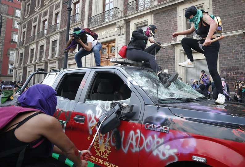 மெக்சிகோவில் மகளிர் தின பேரணியில் பெரும் வன்முறை: 60 பெண்கள் காயம் 202003100351146464_Massive-violence-at-Mexicos-Womens-Day-rally-60-women_SECVPF