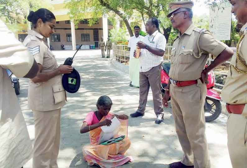 நெல்லை கலெக்டர் அலுவலகத்தில் பெண் திடீர் தர்ணா போராட்டம் பாலியல் தொல்லை கொடுத்தவர்கள் மீது நடவடிக்கை எடுக்க வலியுறுத்தல்