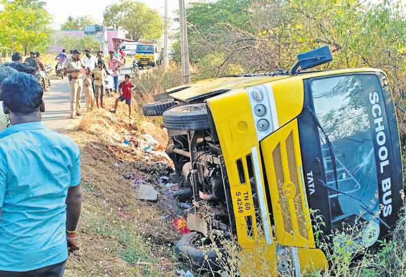 கோவில்பட்டி அருகே பள்ளிக்கூட வேன் கவிழ்ந்து 6 மாணவ–மாணவிகள் காயம்