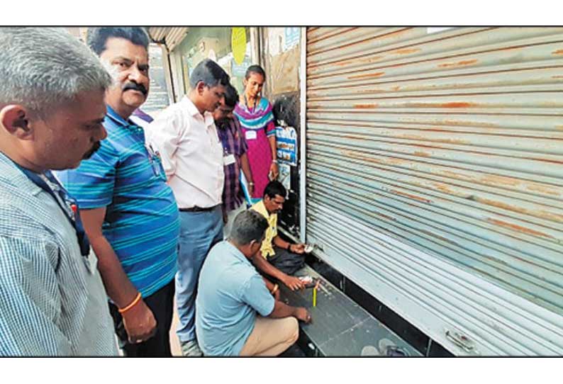 ஆதம்பாக்கத்தில்   தொழில் உரிமம் பெறாத 10 கடைகளுக்கு ‘சீல்’   அதிகாரிகளை வியாபாரிகள் முற்றுகையிட்டதால் பரபரப்பு