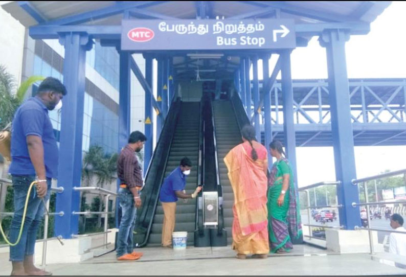 ஆலந்தூரில் கொரோனா வைரஸ் தடுப்பு நடவடிக்கை தீவிரம் பஸ் நிறுத்தம், தானியங்கி படிக்கட்டுகளில் கிருமி நாசினி மூலம் சுத்தம் செய்தனர்