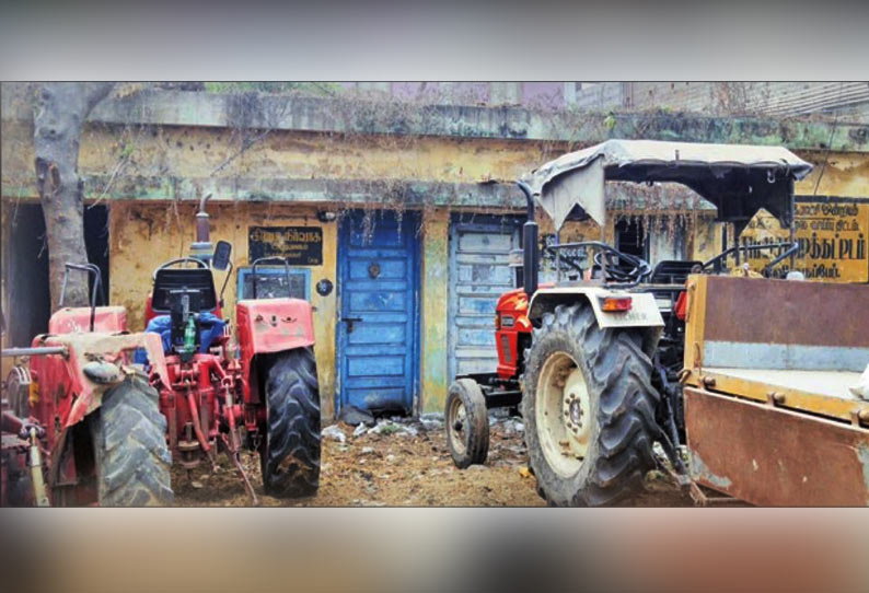 வாகன நிறுத்தும் இடமாக மாறிய கிராம நிர்வாக அலுவலகம் புதிய கட்டிடம் கட்டித்தர பொதுமக்கள் கோரிக்கை