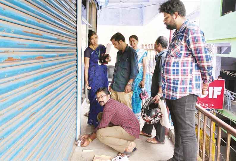 வாடகை, குடிநீர் கட்டணம் பாக்கி: கூடலூரில் 16 கடைகளுக்கு சீல் நகராட்சி அதிகாரிகள் அதிரடி நடவடிக்கை