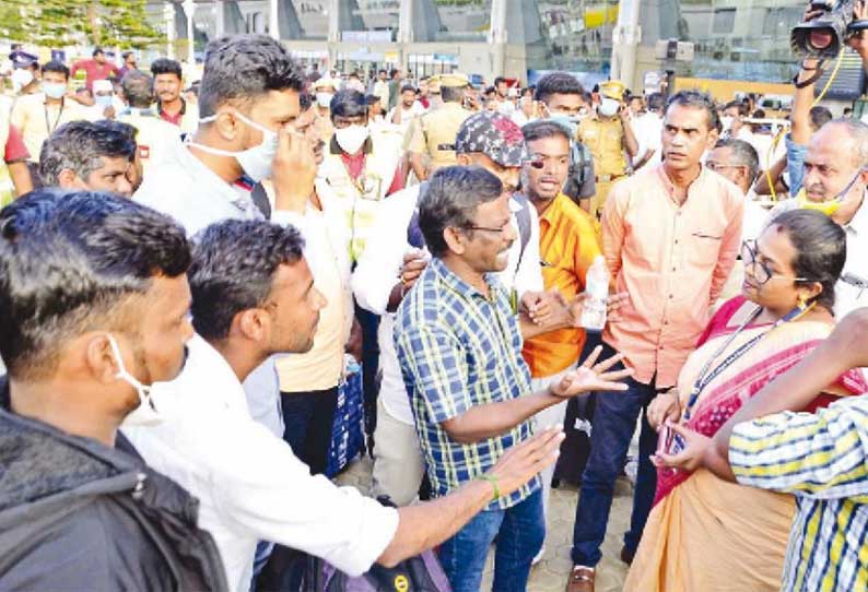 துபாய் விமானத்தில் மதுரை வந்த பயணிகள் மருத்துவ பரிசோதனைக்கு செல்ல மறுத்து போராட்டம்: அதிகாரிகள் சமரசத்தால் 144 பேர் முகாம்களில் தங்க வைப்பு