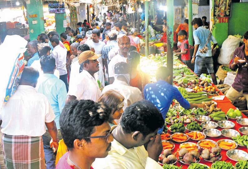 இன்று ஊரடங்கு கடைபிடிப்பு:  தூத்துக்குடி மார்க்கெட்டில் பொதுமக்கள் குவிந்தனர்  காய்கறிகள் விலை உயர்வு