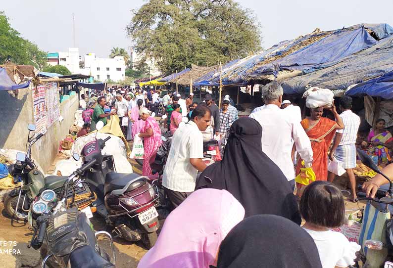 அரசு உத்தரவை மீறி செயல்பட்ட வாரச்சந்தை; ஆந்திர மாநில அரசு பஸ்களிலும் அலைமோதிய கூட்டம்