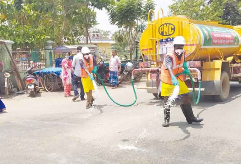 நகராட்சியில் லாரிகள் மூலம் தெருக்களில் கிருமிநாசினி தெளிக்கும் பணி தீவிரம்