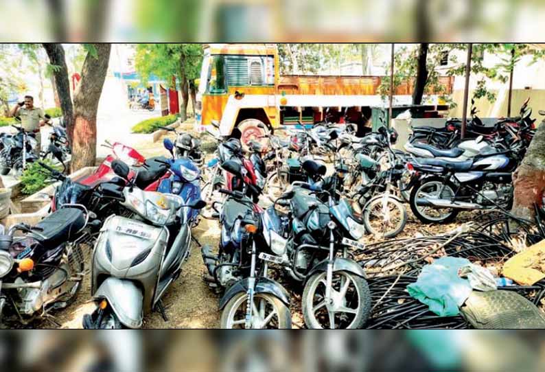 தர்மபுரி மாவட்டத்தில், ஊரடங்கு உத்தரவை மீறி சாலைகளில் சென்ற 66 பேர் கைது - 152 இருசக்கர வாகனங்கள் பறிமுதல்