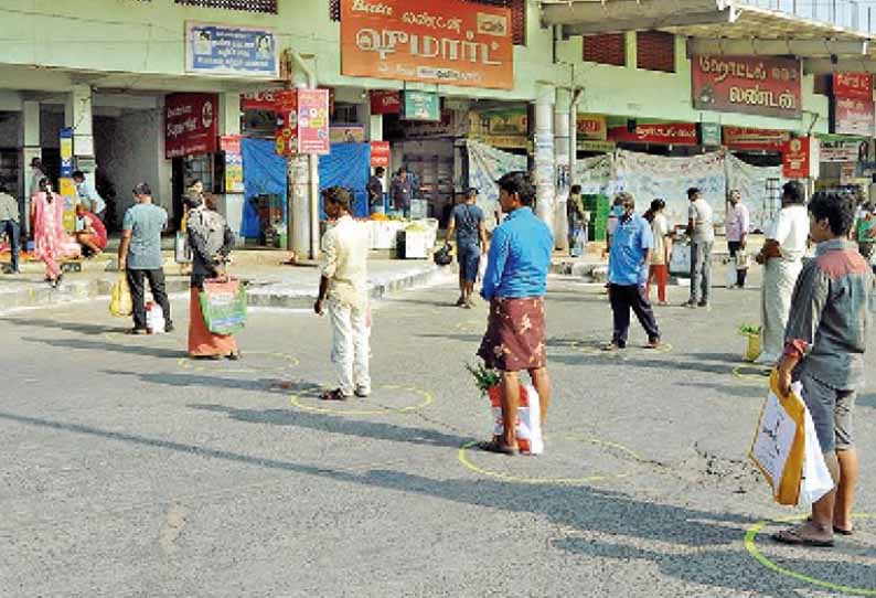 பஸ் நிலையத்துக்கு மாறிய உழவர் சந்தை மக்கள் இடைவெளி விட்டு நின்று காய்கறிகள் வாங்கினர்