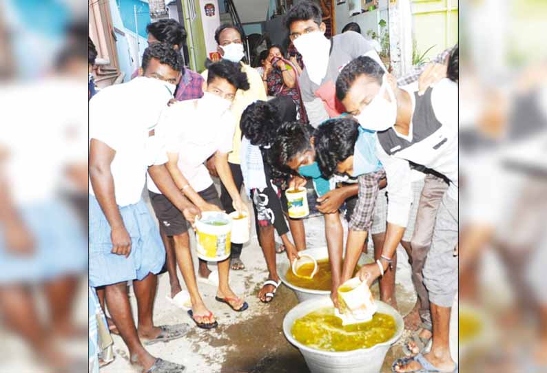 கொரோனா வைரசை தடுக்க வேப்பிலை-மஞ்சள் கலந்த நீரை தெருக்களில் தெளித்த பொதுமக்கள்