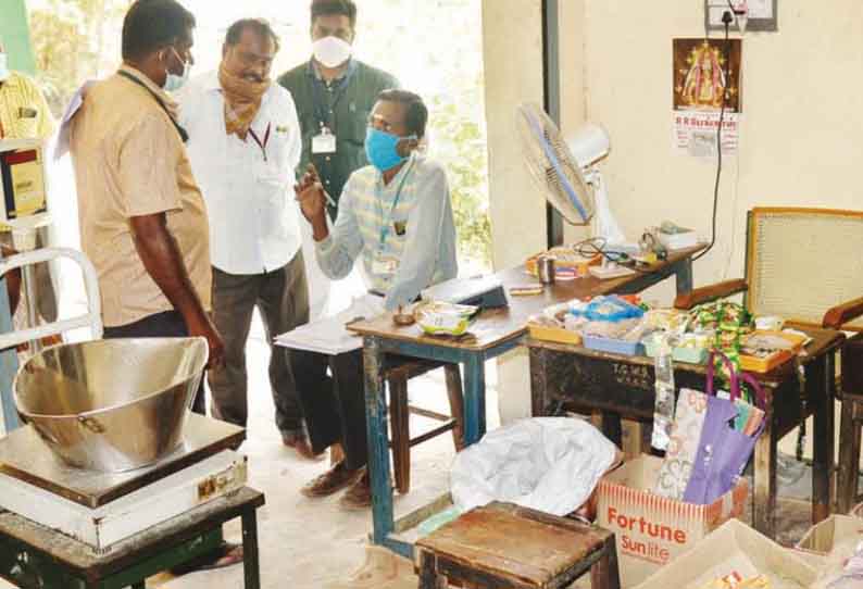 ரேஷன் பொருட்களை முறையாக வினியோகிக்க குடும்ப அட்டைதாரர்களை வாட்ஸ்-அப் குரூப்பில் இணைக்க முடிவு