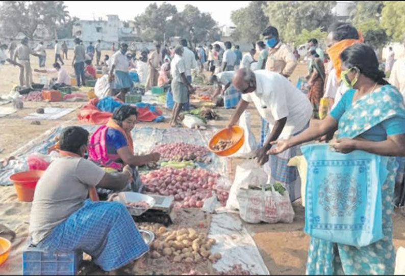 தாராபுரம் நகராட்சி பள்ளி மைதானத்தில் காய்கறி மார்க்கெட்