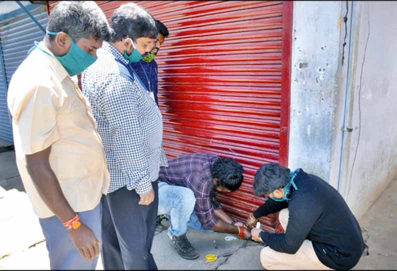 ஊட்டியில், சமூக இடைவெளி அமைக்காத 3 கடைகளுக்கு ‘சீல்’ - டீ விற்கப்பட்ட ஆவின் பாலகமும் மூடப்பட்டது