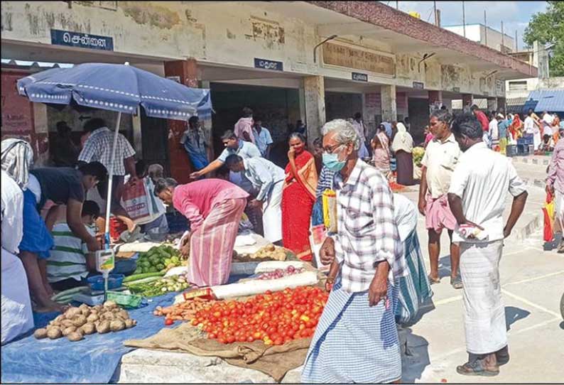 கீழக்கரை பஸ் நிலையம் காய்கறி மார்க்கெட்டாக மாறியது