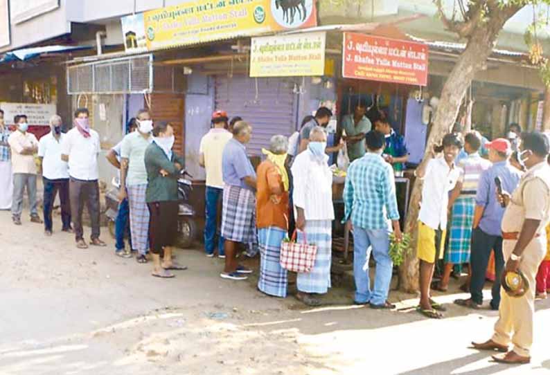 இறைச்சி கடைகளில் மக்கள் கூட்டம் அலைமோதியது