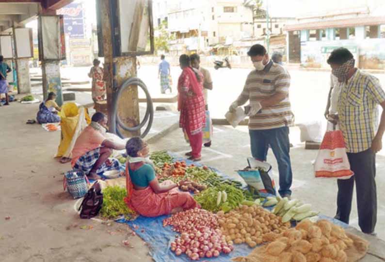 காய்கறி சந்தையாக மாறிய பஸ் நிலையம்: மக்கள் ஆதரவு இல்லாததால் வியாபாரிகள் கவலை