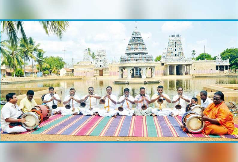 கொரோனாவில் இருந்து மக்களை காக்க வேண்டி கோவில் முன்பு நாதஸ்வரம்-தவில் வாசித்த இசைக்கலைஞர்கள்