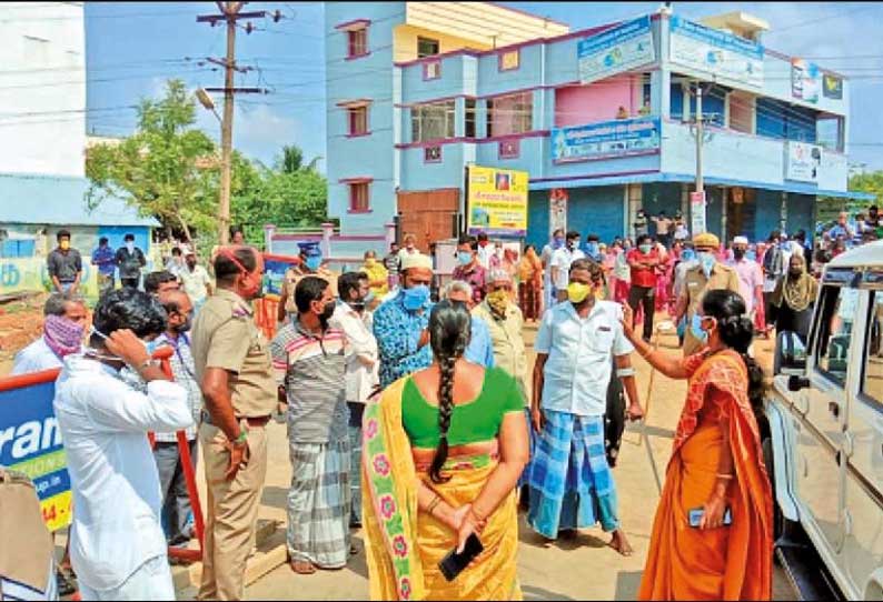 குன்றத்தூர் அருகே, அத்தியாவசிய பொருட்கள் கிடைக்காததால் பொதுமக்கள் சாலை மறியல்