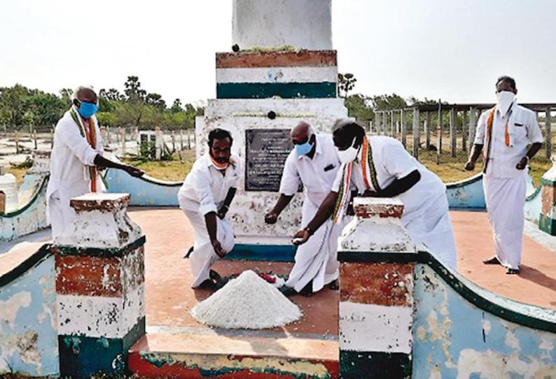 வேதாரண்யம் அருகே உப்பு சத்தியாகிரக நினைவு தூணில் மலர் தூவி மரியாதை